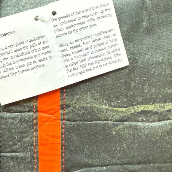 Conserve India Handmade Recycled Plastic HRP Zippered Crossbody Bag Gray NWT - Picture 3 of 10